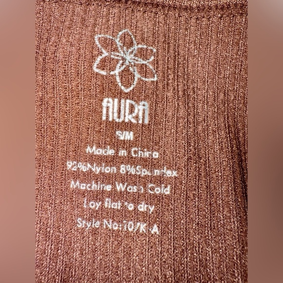 Aura size S/M super cute ribbed knit crop top!! - Picture 9 of 10